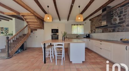 Maison traditionnelle 11 pièces de 308 m² à Goudelin (22290)