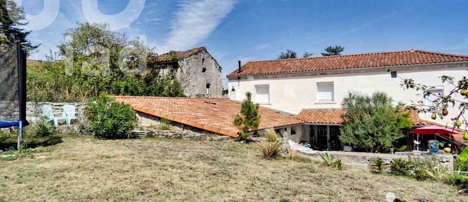 Maison traditionnelle 6 pièces de 163 m² à Sireuil (16440)