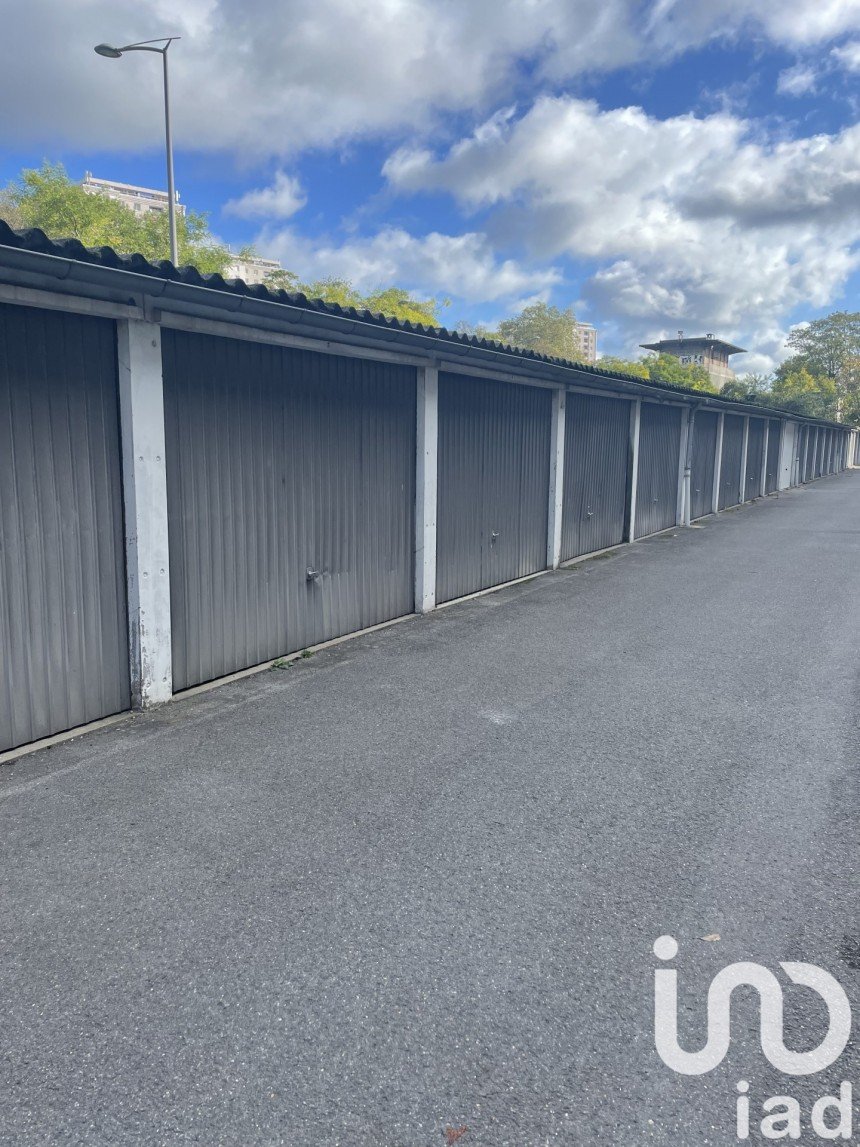 Parking of 480 m² in Thorigny-sur-Marne (77400)