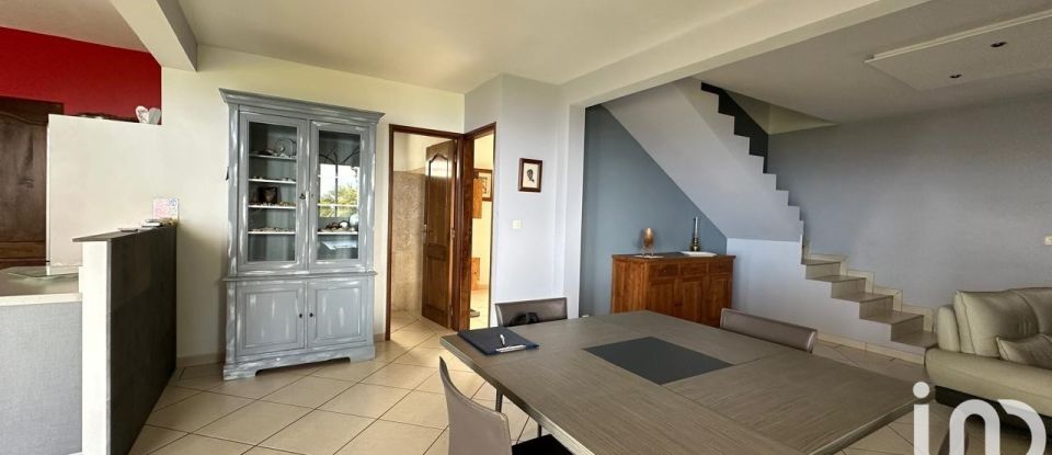 House 5 rooms of 123 m² in Saint-Pierre (97410)