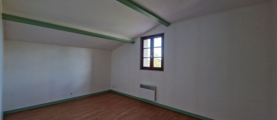 House 4 rooms of 116 m² in Taizé-Aizie (16700)