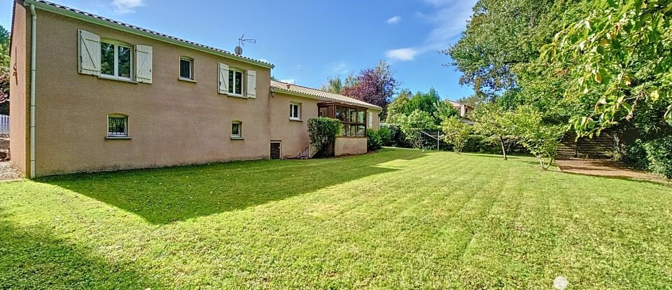 Maison traditionnelle 7 pièces de 157 m² à Bonrepos-sur-Aussonnelle (31470)