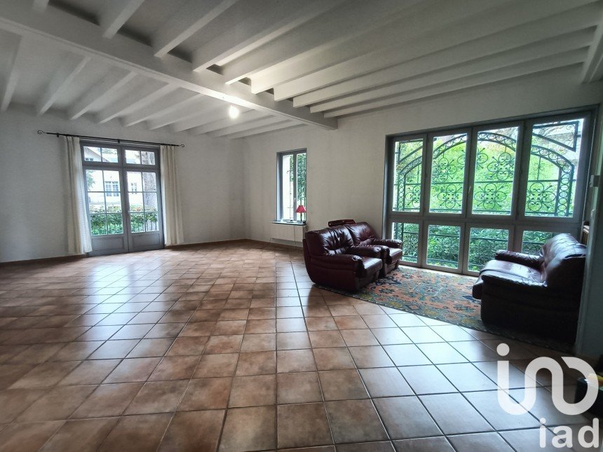 House 5 rooms of 154 m² in Vichy (03200)