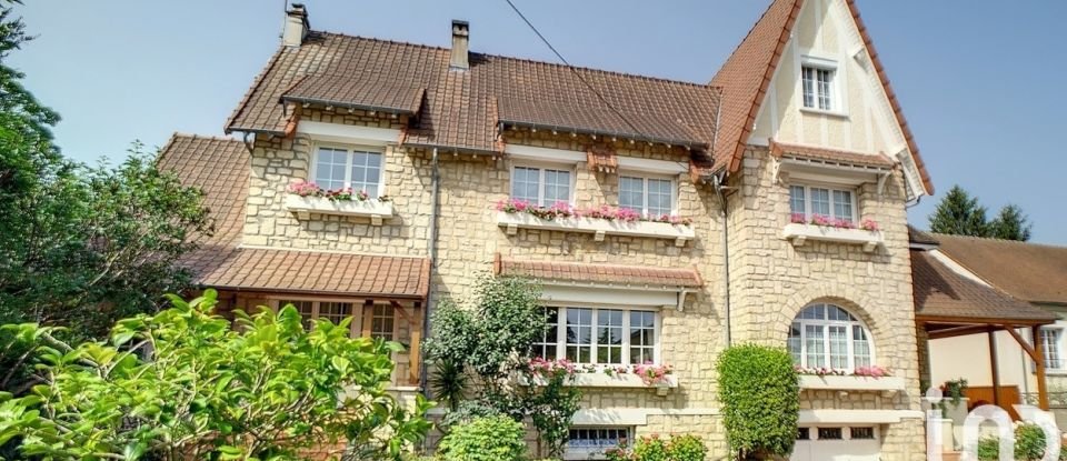 Maison traditionnelle 10 pièces de 289 m² à Soisy-sur-Seine (91450)