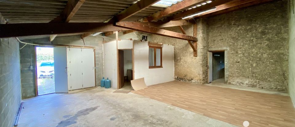 Longère 6 pièces de 110 m² à Saint-Georges-de-Noisné (79400)