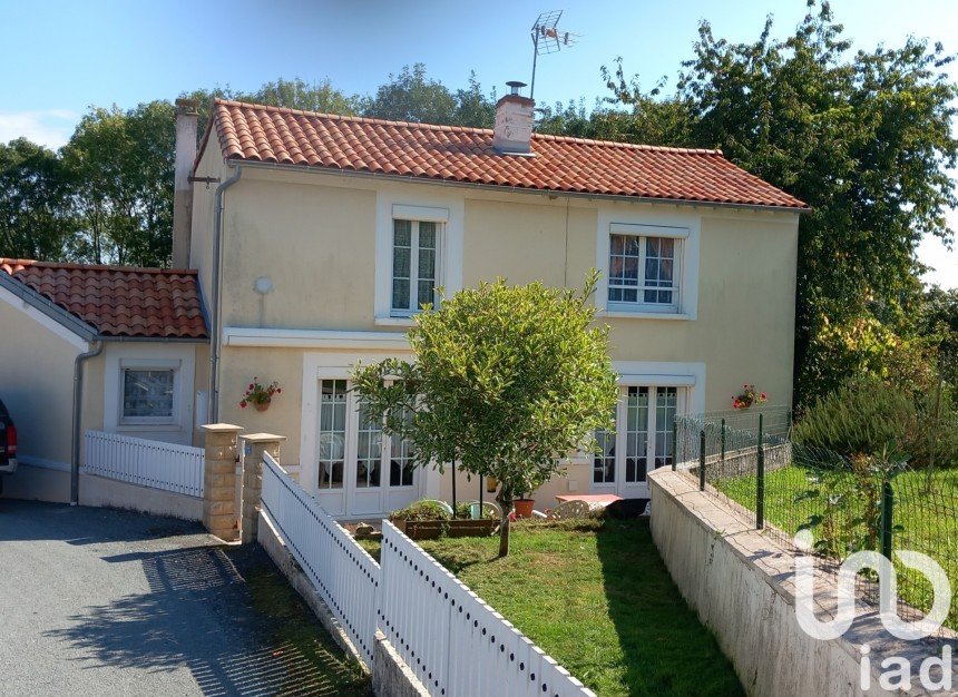 Maison 5 pièces de 110 m² à Marillet (85240)