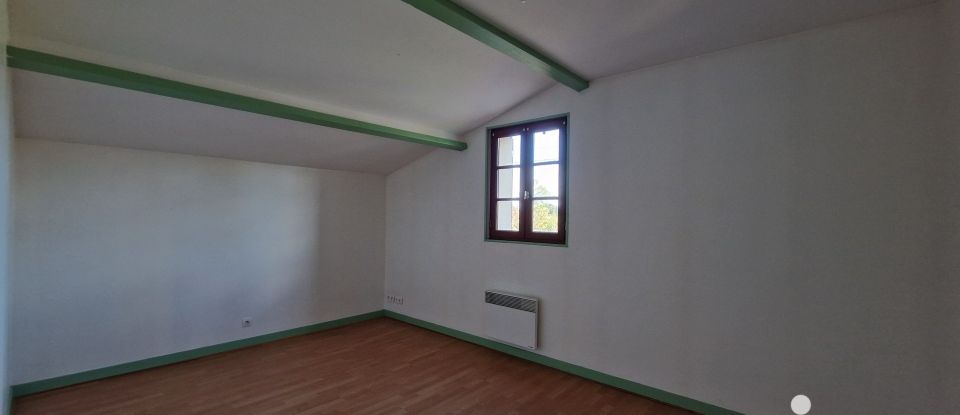 House 4 rooms of 116 m² in Taizé-Aizie (16700)