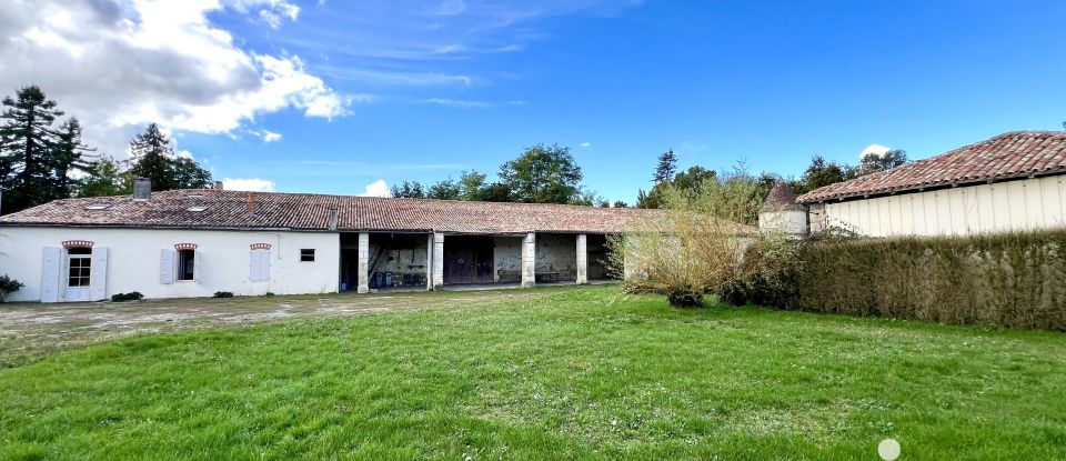 Maison 11 pièces de 258 m² à Chambon (17290)