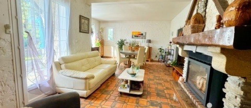 Traditional house 5 rooms of 157 m² in Bernadets (64160)