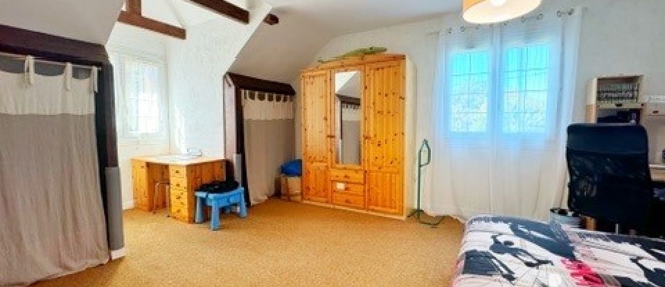 Traditional house 5 rooms of 157 m² in Bernadets (64160)