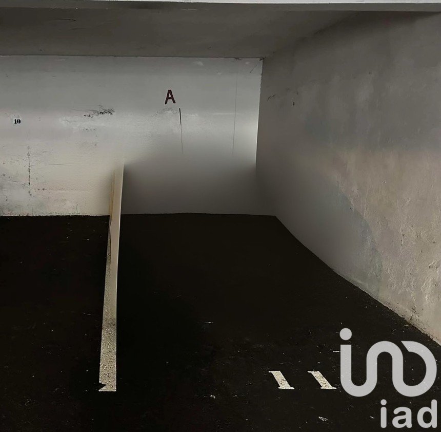 Parking of 12 m² in Saint-Denis (97400)