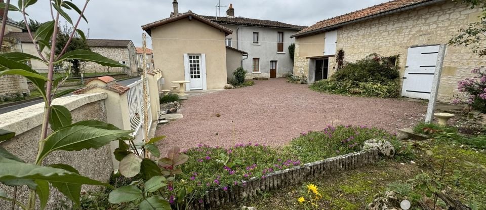 House 6 rooms of 146 m² in Vézières (86120)