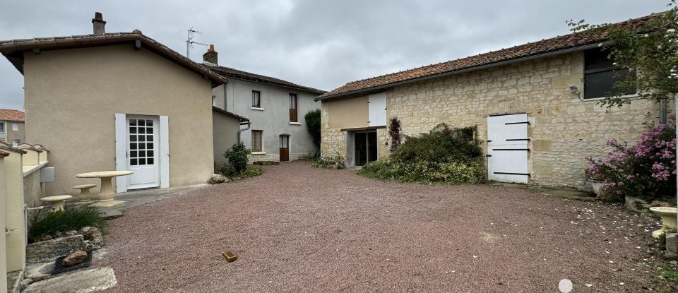 Maison 6 pièces de 146 m² à Vézières (86120)