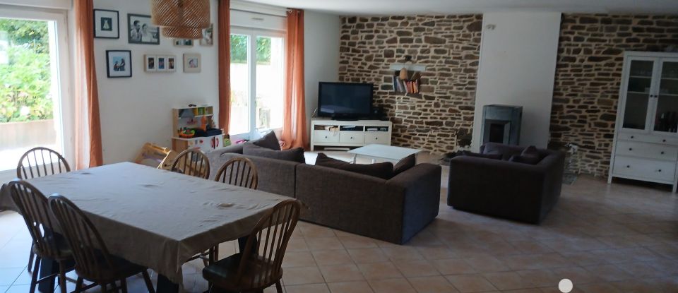 House 9 rooms of 240 m² in Folligny (50320)