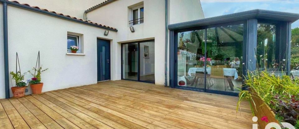 House 4 rooms of 107 m² in Salles-sur-Mer (17220)