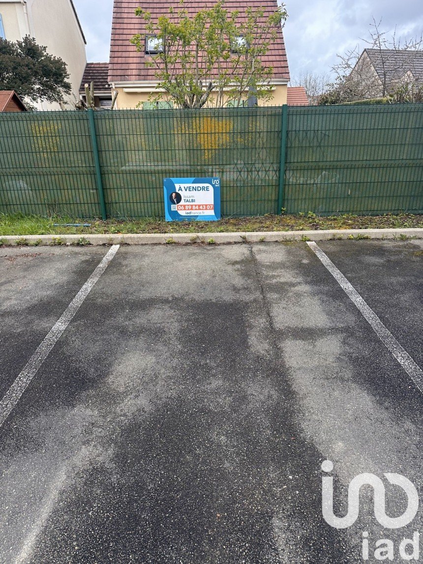 Parking of 12 m² in Trappes (78190)