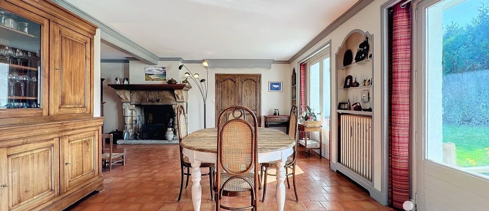 Maison 8 pièces de 267 m² à Hénanbihen (22550)