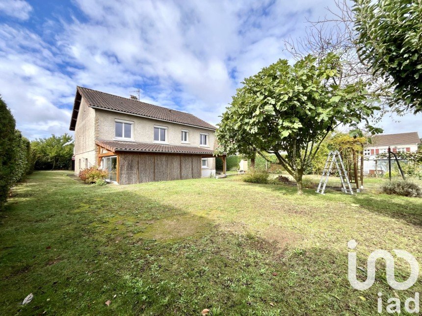 Maison traditionnelle 6 pièces de 140 m² à Fontaine-le-Comte (86240)