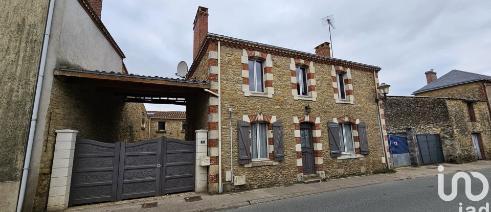 Maison traditionnelle 8 pièces de 218 m² à Sainte-Cécile (85110)