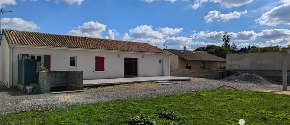 Pavillon 6 pièces de 137 m² à Louzy (79100)