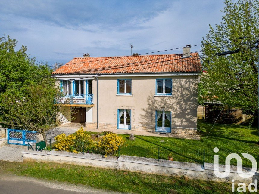 Maison de campagne 6 pièces de 105 m² à Vilhonneur (16220)