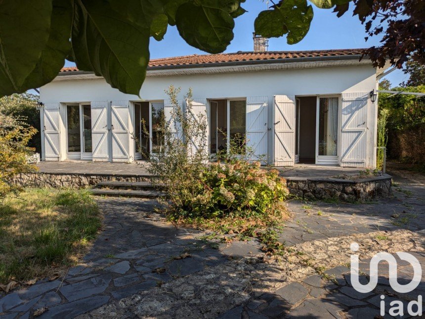 Traditional house 5 rooms of 120 m² in Pessac (33600)