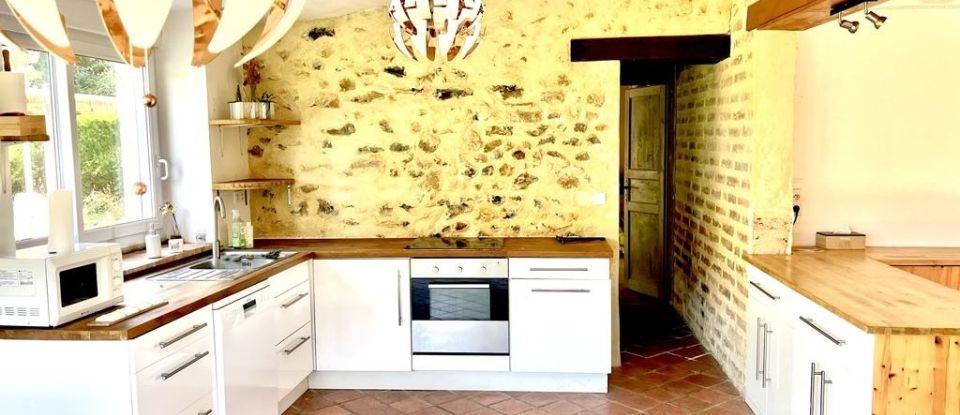 House 6 rooms of 130 m² in La Chapelle-d'Aligné (72300)