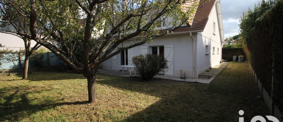 Maison traditionnelle 6 pièces de 192 m² à Villecresnes (94440)