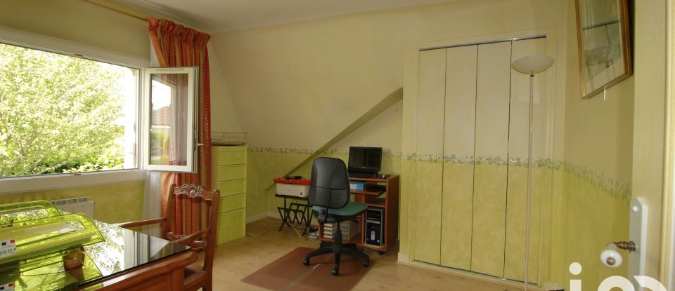 Traditional house 6 rooms of 192 m² in Villecresnes (94440)