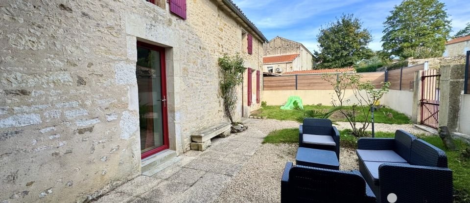 House 4 rooms of 122 m² in Saint-Juire-Champgillon (85210)