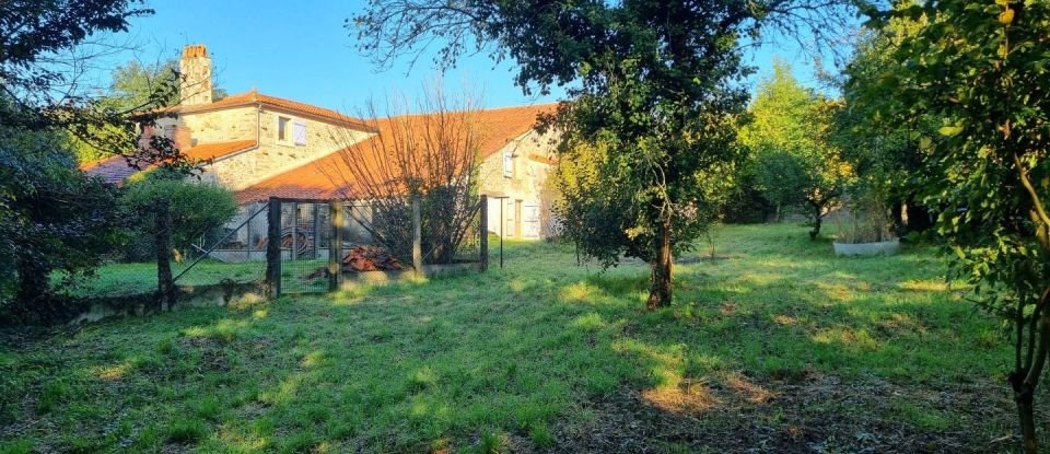 Maison 8 pièces de 276 m² à Saint-Martin-Lars-en-Sainte-Hermine (85210)