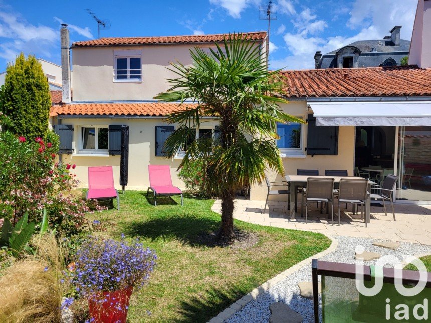 Traditional house 5 rooms of 145 m² in La Rochelle (17000)