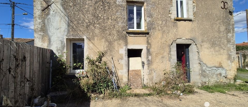 Village house 4 rooms of 92 m² in Saint-Martin-de-Sanzay (79290)