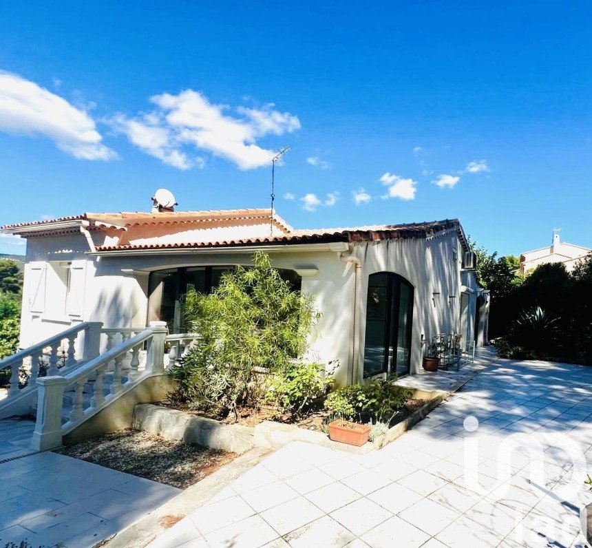 House 5 rooms of 90 m² in Six-Fours-les-Plages (83140)