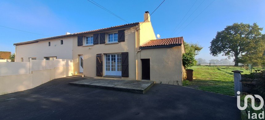 House 7 rooms of 145 m² in Saint-Christophe-du-Bois (49280)