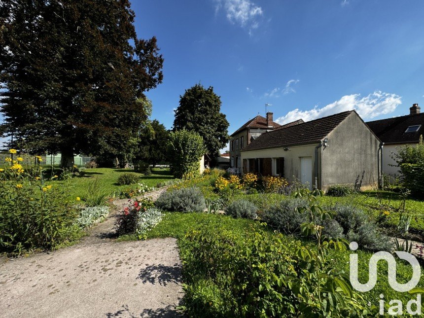 Country house 9 rooms of 275 m² in Everly (77157)