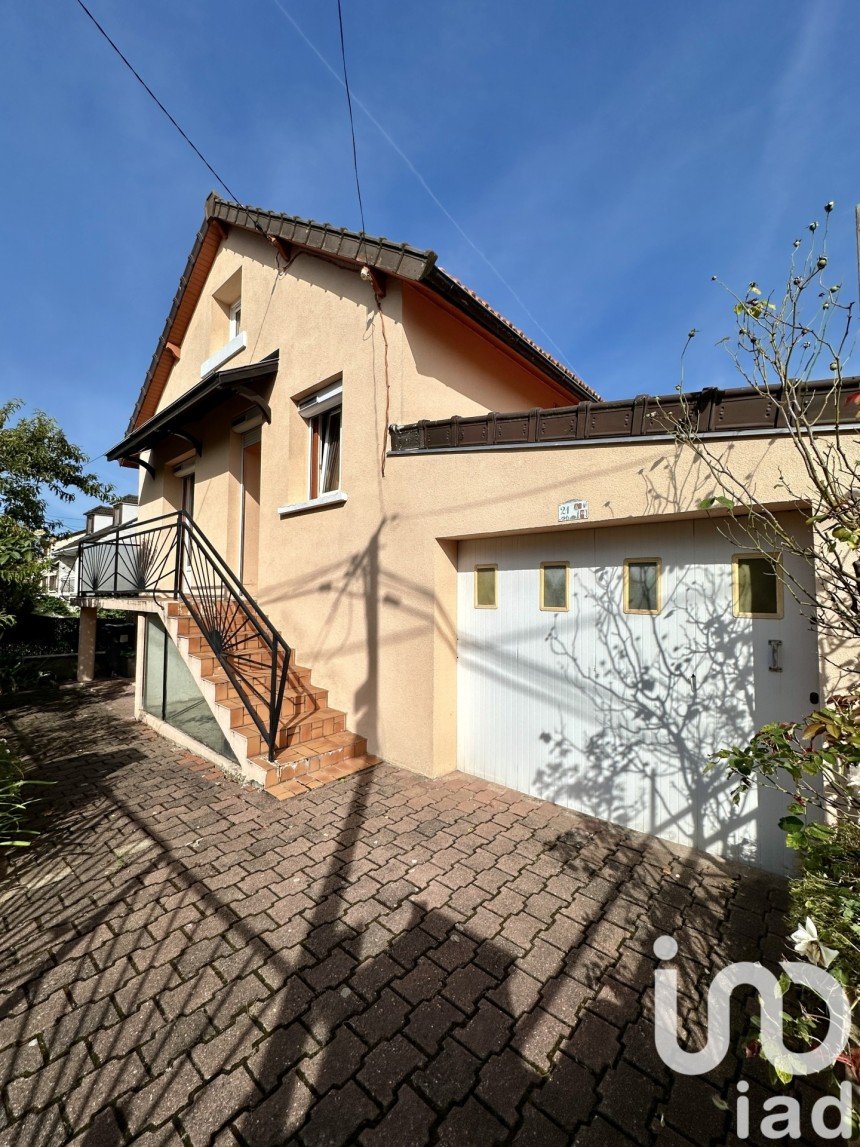 House 5 rooms of 121 m² in Massy (91300)