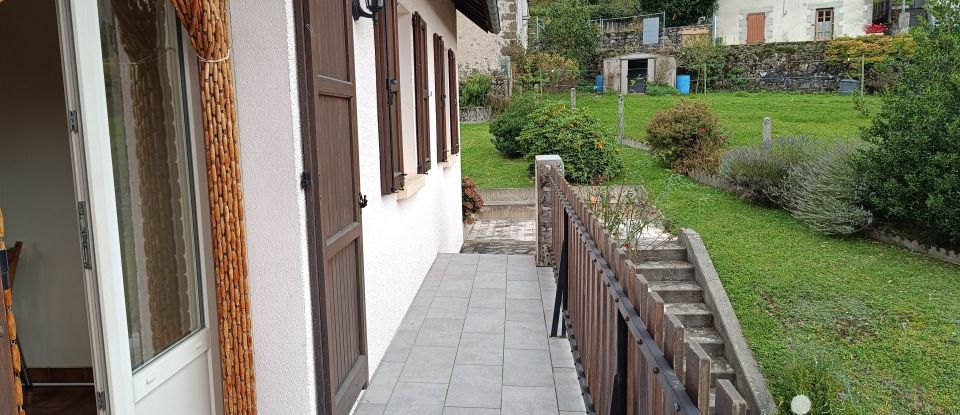 House 4 rooms of 94 m² in Saint-Chamant (15140)