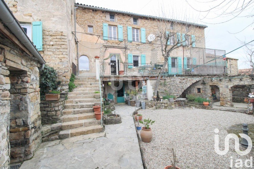 Maison 11 pièces de 210 m² à Saint-Georges-de-Luzençon (12100)