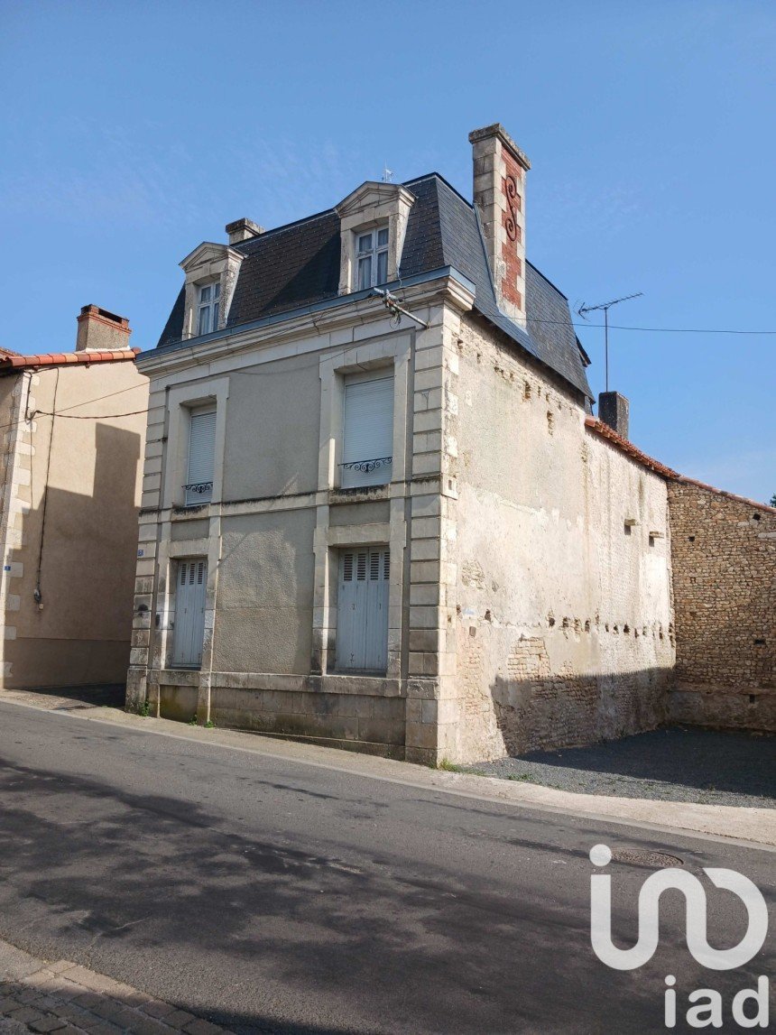 Maison de ville 5 pièces de 111 m² à Usson-du-Poitou (86350)