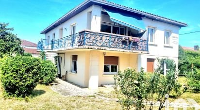 House 8 rooms of 236 m² in Saint-Ciers-sur-Gironde (33820)