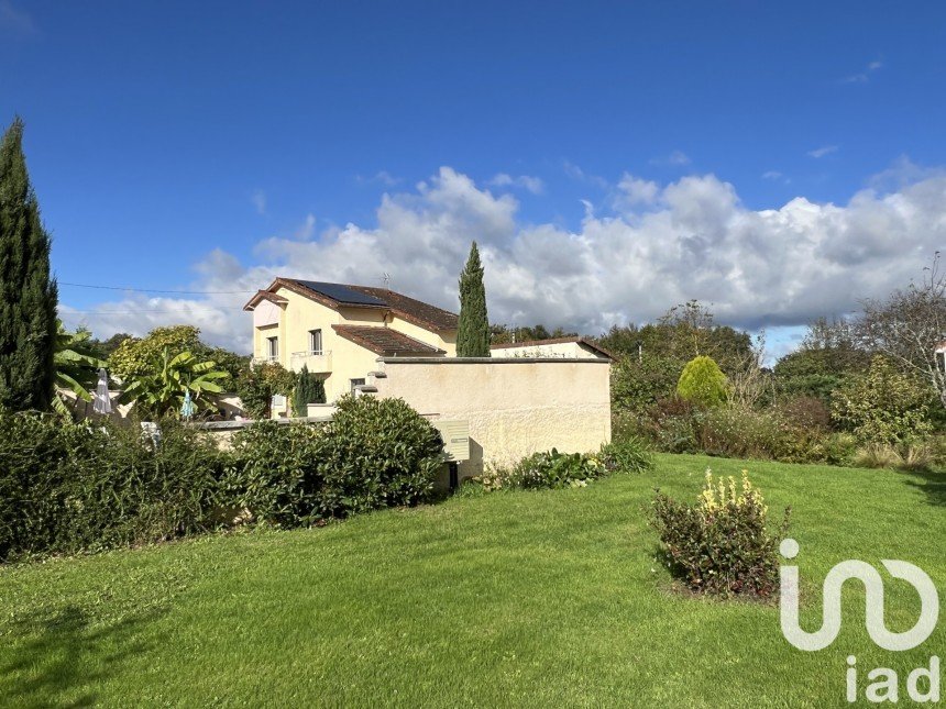 Maison traditionnelle 5 pièces de 165 m² à Saint-Sylvestre-Pragoulin (63310)