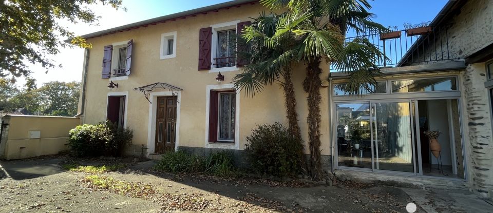 Village house 9 rooms of 275 m² in Pau (64000)