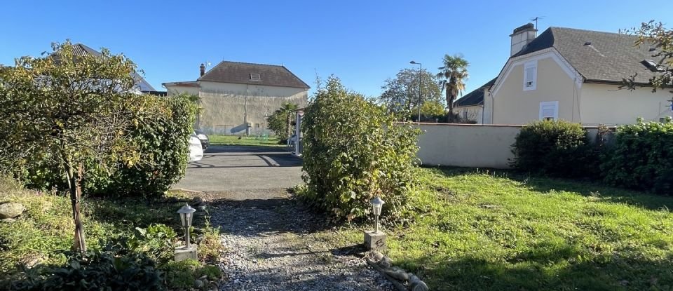 Village house 9 rooms of 275 m² in Pau (64000)