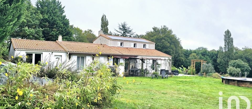 Maison traditionnelle 8 pièces de 221 m² à Vieillevigne (44116)