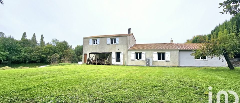 Maison traditionnelle 8 pièces de 221 m² à Vieillevigne (44116)