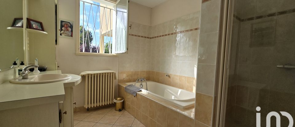 Traditional house 5 rooms of 170 m² in Niort (79000)