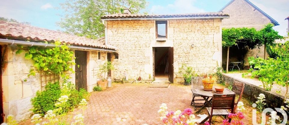 Country house 11 rooms of 288 m² in Pers (79190)