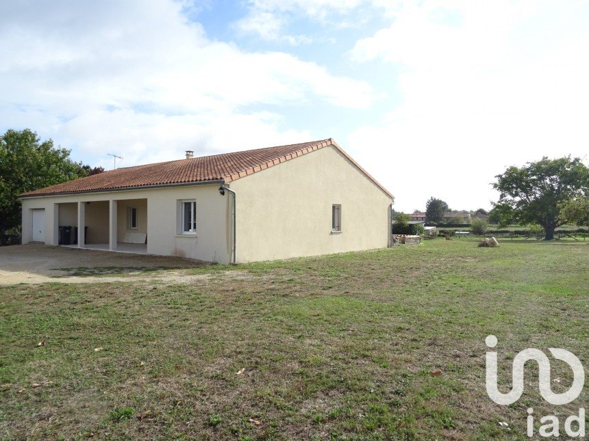 House 4 rooms of 135 m² in Lizant (86400)