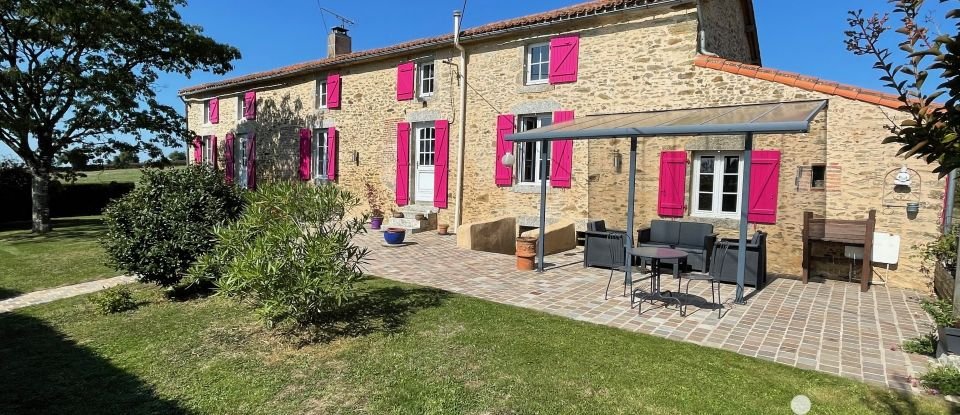 Traditional house 10 rooms of 250 m² in L'Absie (79240)